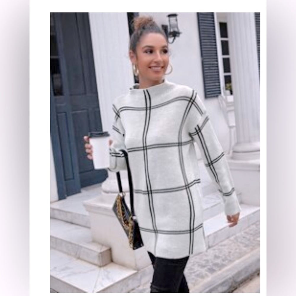 NWOT - Stylish oversized sweater, size S. White/black grid. Long fit.